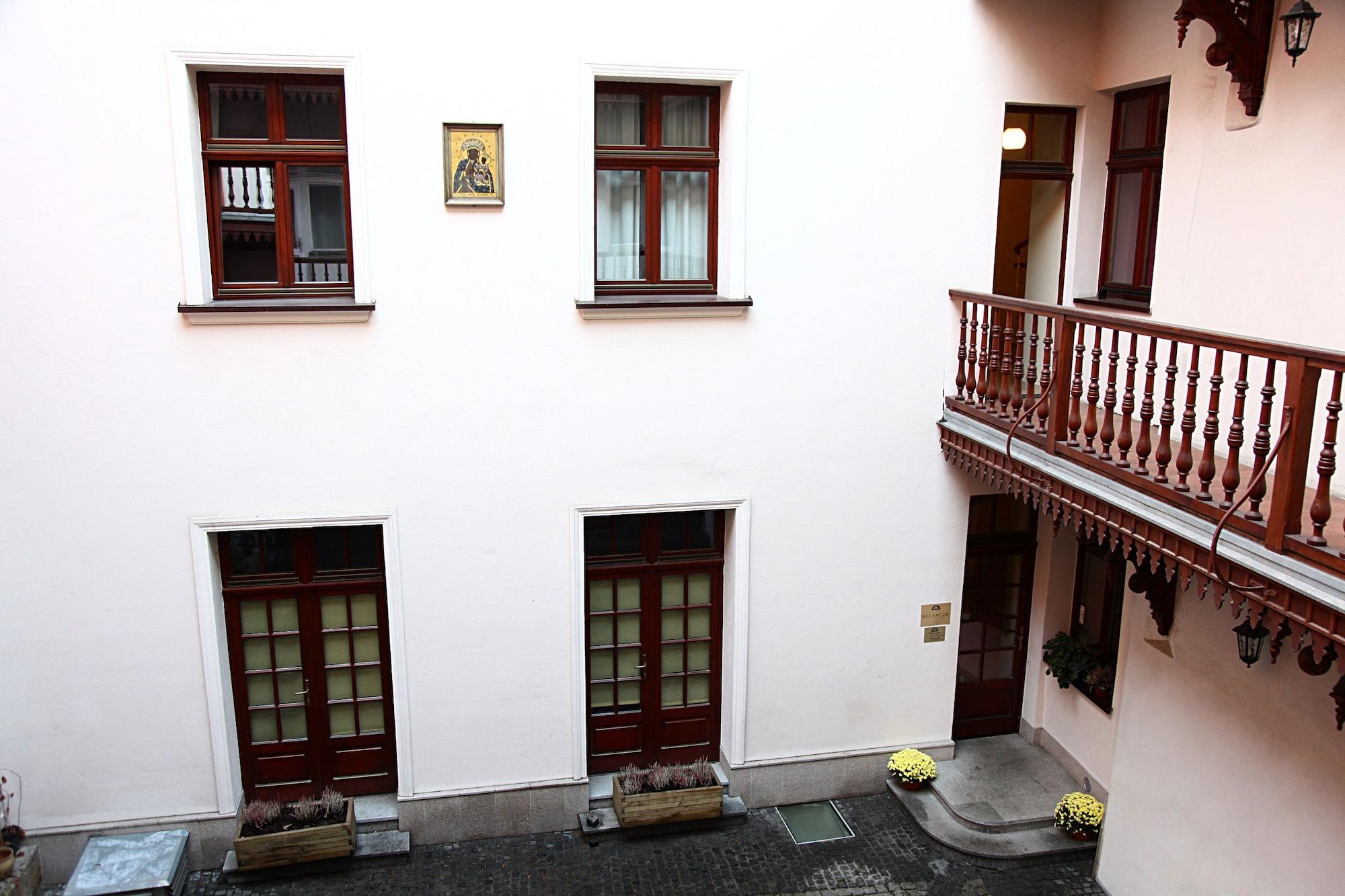Gołębia 8 Hotel apartamentowy 3*